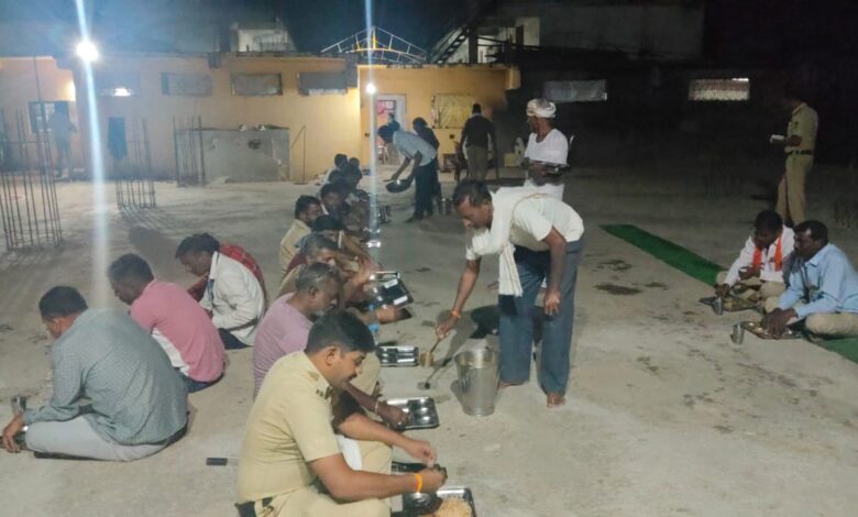 पावसातही माहूर गडावर रेणुका मातेसाठी भाविकांची प्रचंड गर्दी. पावसातही माहूर गडावर रेणुका मातेसाठी भाविकांची प्रचंड गर्दी.