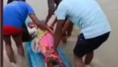 परडवाडी येथील रुग्णाला तराफ्याहून दवाखान्यात नेण्याची आली पाळी पुलाची उंची कमी असल्याने पुलावर साचले पाच फुटापर्यंत पाणी.
