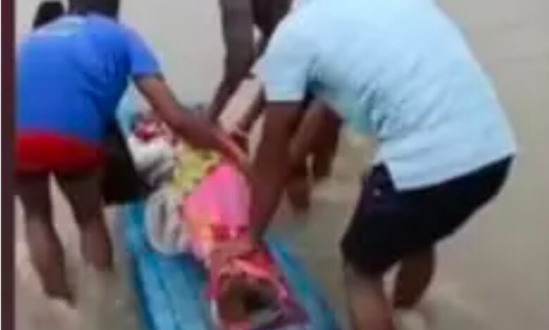 परडवाडी येथील रुग्णाला तराफ्याहून दवाखान्यात नेण्याची आली पाळी पुलाची उंची कमी असल्याने पुलावर साचले पाच फुटापर्यंत पाणी. परडवाडी येथील रुग्णाला तराफ्याहून दवाखान्यात नेण्याची आली पाळी पुलाची उंची कमी असल्याने पुलावर साचले पाच फुटापर्यंत पाणी.