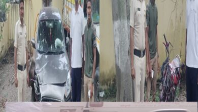 कार मोटर सायकलची समोर समोर धडक ; पायाचे हाड मोडल्याने एक गंभीर यवतमाळला हलविले ; माहूर गडावरील श्री रेणुका देवी श्री दत्त शिखर मार्गावरील गरुड गंगा जवळ घडली घटना.