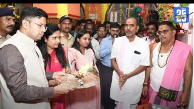 मराठवाड्यातील नैसर्गिक आपत्तीग्रस्ताच्या मदतीला रेणुका देवी संस्थान धावले, एक कोटी एक लक्ष रुपयाचा धनादेश जिल्हाधिकारी कर्डिले यांच्यामार्फत शासनाला सादर ।.