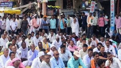 शेतकऱ्यांना तात्काळ मदत जाहीर करून कर्जमाफी करण्यासाठी रास्ता रोको आंदोलन संपन्न.