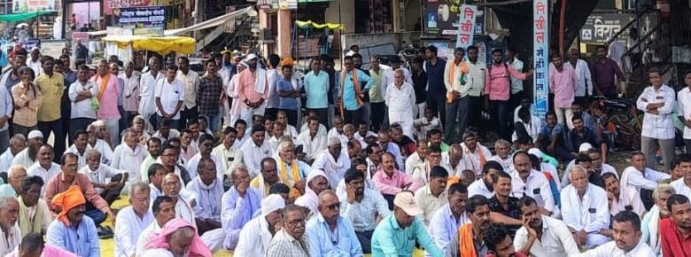 शेतकऱ्यांना तात्काळ मदत जाहीर करून कर्जमाफी करण्यासाठी रास्ता रोको आंदोलन संपन्न. शेतकऱ्यांना तात्काळ मदत जाहीर करून कर्जमाफी करण्यासाठी रास्ता रोको आंदोलन संपन्न.