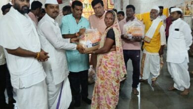 सुप्रसिद्ध कीर्तनकार हभप पुरुषोत्तम महाराज पाटील यांच्या संत सेवा ट्रस्टकडून पूरग्रस्त शेतकरी कुटुंबांना अन्नधान्य किटचे वाटप.