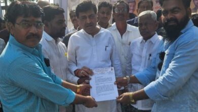 माजी मुख्यमंत्री अशोकरावजी चव्हाण यांना रेणुका माऊली व्यापारी असोसिएशन चे निवेदन.