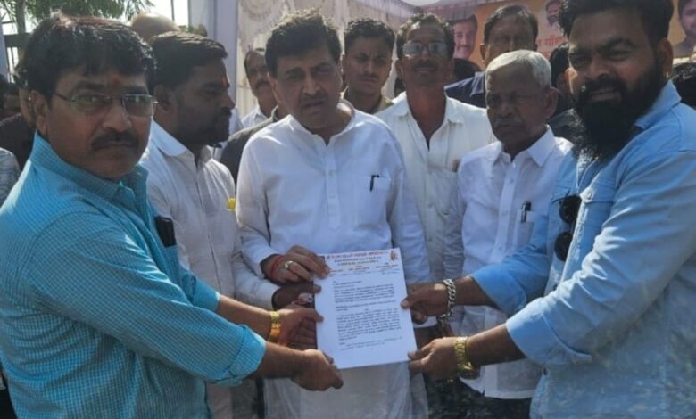 माजी मुख्यमंत्री अशोकरावजी चव्हाण यांना रेणुका माऊली व्यापारी असोसिएशन चे निवेदन. माजी मुख्यमंत्री अशोकरावजी चव्हाण यांना रेणुका माऊली व्यापारी असोसिएशन चे निवेदन.