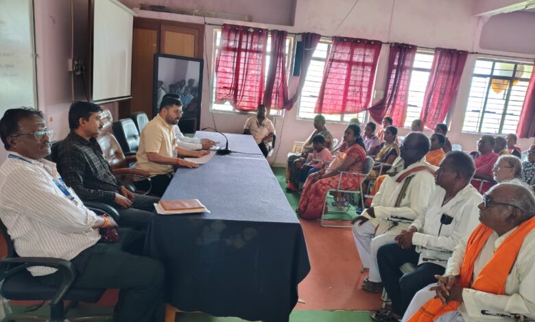 सेवा पंधरवाड्यानिमित्त लाभार्थ्यांना अन्नसुरक्षा योजनेचा लाभ ; अपंग आदिवासी विधवा लाभार्थ्यांना मार्गदर्शन. सेवा पंधरवाड्यानिमित्त लाभार्थ्यांना अन्नसुरक्षा योजनेचा लाभ ; अपंग आदिवासी विधवा लाभार्थ्यांना मार्गदर्शन.