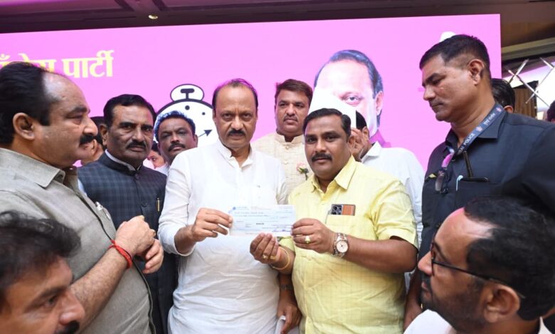 शेतकऱ्यांच्या मदतीसाठी राष्ट्रवादी काँग्रेस पक्षाचे प्रदेशसरचिटणीस वसंत सुगावे पाटील यांच्या तर्फे मुख्यमंत्री साहाय्याता निधीस एक लाख एक हजार रुपये निधी. – शेतकऱ्यांच्या मदतीसाठी राष्ट्रवादी काँग्रेस पक्षाचे प्रदेशसरचिटणीस वसंत सुगावे पाटील यांच्या तर्फे मुख्यमंत्री साहाय्याता निधीस एक लाख एक हजार रुपये निधी. –