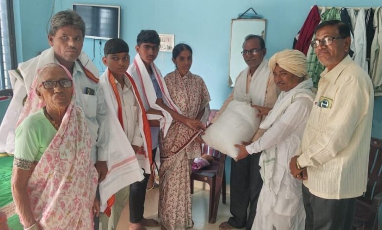 आत्महत्याग्रस्त कुटुंबाला दिवाळीच्या दिवशी साईनाथ महाराजांनी दिली वस्त्र अन्नधान्याची भेट. आत्महत्याग्रस्त कुटुंबाला दिवाळीच्या दिवशी साईनाथ महाराजांनी दिली वस्त्र अन्नधान्याची भेट.