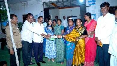 आत्महत्याग्रस्त शेतकरी कुटुंबांना गावंडे साहेबांचा हातभार ; किसान कृतज्ञता कोषा’तून साडी-चोळी व १० हजारांची मदत.