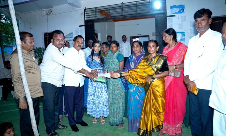 आत्महत्याग्रस्त शेतकरी कुटुंबांना गावंडे साहेबांचा हातभार ; किसान कृतज्ञता कोषा’तून साडी-चोळी व १० हजारांची मदत. आत्महत्याग्रस्त शेतकरी कुटुंबांना गावंडे साहेबांचा हातभार ; किसान कृतज्ञता कोषा’तून साडी-चोळी व १० हजारांची मदत.