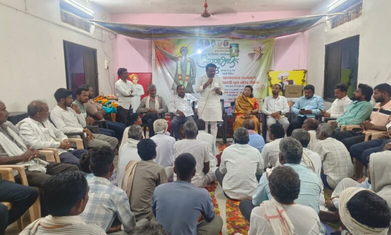 कुंटूर सर्कलमधील हुस्सा येथे शिवराज पाटील होटाळकर यांचा जनसंवाद — गावकऱ्यांच्या विविध समस्या ऐकून घेतल्या. कुंटूर सर्कलमधील हुस्सा येथे शिवराज पाटील होटाळकर यांचा जनसंवाद — गावकऱ्यांच्या विविध समस्या ऐकून घेतल्या.