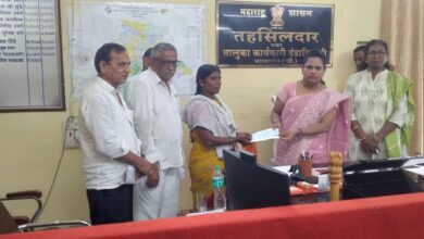 आत्महत्या ग्रस्त शेतकऱ्याच्या विधवेला एक लाखाची मदत ; नायगाव तहसील कार्यालयात धनादेश वाटप.