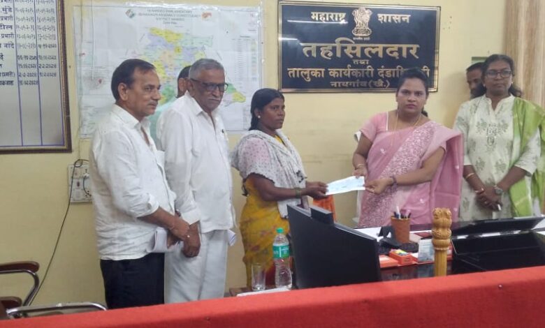 आत्महत्या ग्रस्त शेतकऱ्याच्या विधवेला एक लाखाची मदत ; नायगाव तहसील कार्यालयात धनादेश वाटप. आत्महत्या ग्रस्त शेतकऱ्याच्या विधवेला एक लाखाची मदत ; नायगाव तहसील कार्यालयात धनादेश वाटप.