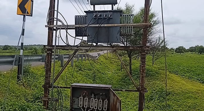 जिल्हाधिकारी साहेब तुम्ही तरी लक्ष देवून डिपीची समस्या सोडवावी : सात महिन्यापासून डिपी बंद ; महावितरणच्या निष्काळजीपणामुळे सिंचनाचा गंभीर प्रश्न. जिल्हाधिकारी साहेब तुम्ही तरी लक्ष देवून डिपीची समस्या सोडवावी : सात महिन्यापासून डिपी बंद ; महावितरणच्या निष्काळजीपणामुळे सिंचनाचा गंभीर प्रश्न.