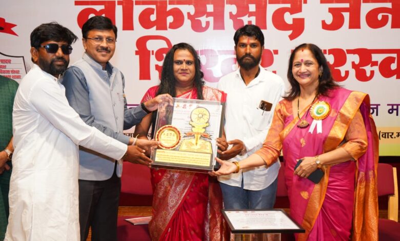 समाजसेवेचा अमृतगौरव! — रेखाताई बनसोडे यांना अभिनेत्री अल्का कुबल यांच्या हस्ते ‘लोकसंसद जनप्रेरणा शिखर पुरस्कार’”. समाजसेवेचा अमृतगौरव! — रेखाताई बनसोडे यांना अभिनेत्री अल्का कुबल यांच्या हस्ते ‘लोकसंसद जनप्रेरणा शिखर पुरस्कार’”.