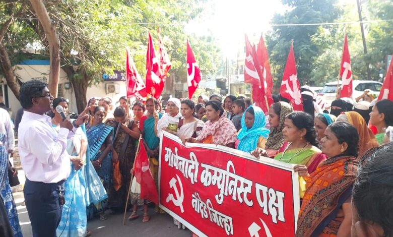 मार्क्सवादी कम्युनिस्ट पक्षाचे जिल्हाधिकारी कार्यालय आणि मनपा आयुक्त कार्यालयावर तीव्र निदर्शने .; पूरग्रस्तांच्या मागण्यासाठी ५३ वे आंदोलन, खरे पूरग्रस्त अनुदानाच्या प्रतीक्षेत. मार्क्सवादी कम्युनिस्ट पक्षाचे जिल्हाधिकारी कार्यालय आणि मनपा आयुक्त कार्यालयावर तीव्र निदर्शने .; पूरग्रस्तांच्या मागण्यासाठी ५३ वे आंदोलन, खरे पूरग्रस्त अनुदानाच्या प्रतीक्षेत.