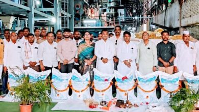 गुरुजींच्या कर्तृत्वापुढे; आमदार दाम्पत्याच्या झुकल्या माना.