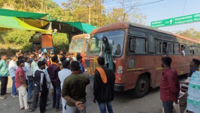 दत्त जयंती यात्रेत अपुऱ्या वाहतुकीमुळे भाविकांचे हाल आणि संताप ; महिला भाविकांचा एसटीवर चढून अनोखा रोष प्रदर्शन — प्रशासनाच्या नियोजनात मोठी तफावत उघड.