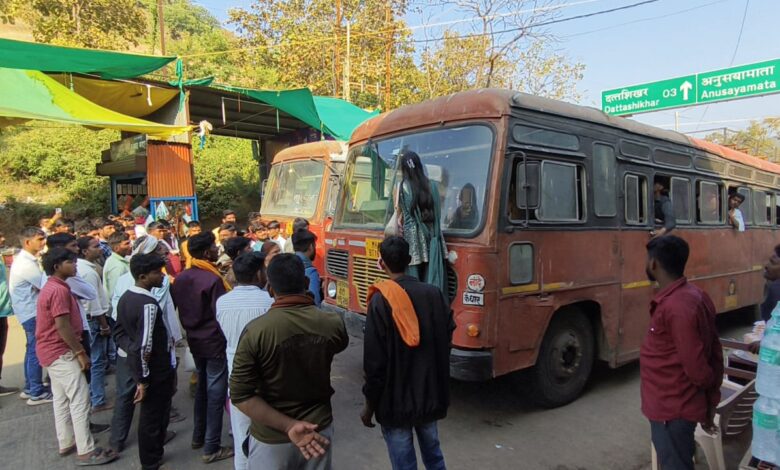 दत्त जयंती यात्रेत अपुऱ्या वाहतुकीमुळे भाविकांचे हाल आणि संताप ; महिला भाविकांचा एसटीवर चढून अनोखा रोष प्रदर्शन — प्रशासनाच्या नियोजनात मोठी तफावत उघड. दत्त जयंती यात्रेत अपुऱ्या वाहतुकीमुळे भाविकांचे हाल आणि संताप ; महिला भाविकांचा एसटीवर चढून अनोखा रोष प्रदर्शन — प्रशासनाच्या नियोजनात मोठी तफावत उघड.