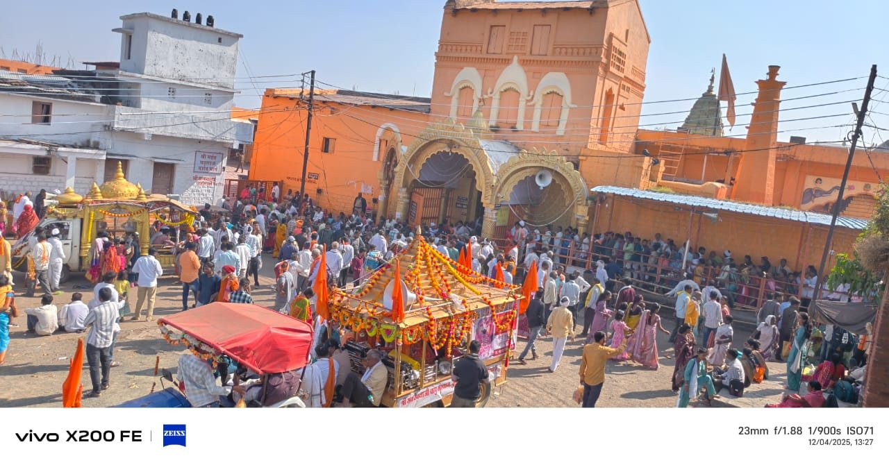दिगंबरा दिगंबरा श्रीपाद वल्लभ दिगंबरा”च्या गजरात माहूर नगरी दुमदुमली.