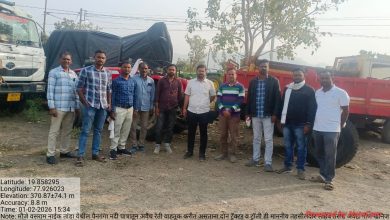 वाळू चोरी करून नेणारे दोन ट्रॅक्टर पकडले  : ट्रॅक्टर पकडण्यासाठी तहसीलदार एक किलोमीटर धावले  ; दहा ते बारा लाखाचा मुद्देमाल जप्त.