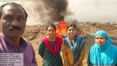 नदीपात्रावरील चोले पेंड येथे तीन तराफे जाळले.