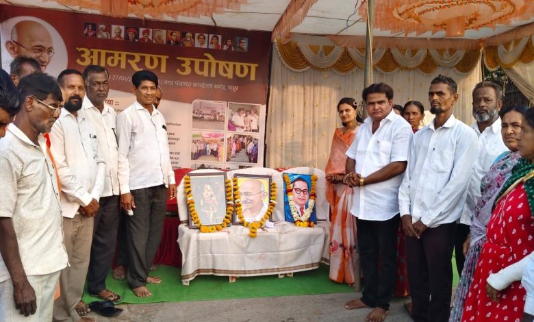 माहूर शहरातील पंतप्रधान आवास योजनेच्या घरकुल घोटाळ्याची चौकशी करा, लाभार्थ्याचे थकीत हप्ते त्वरित लाभार्थ्यांच्या खात्यात वर्ग करा ; काँग्रेस तालुका अध्यक्ष आनंद तुपदाळे यांचे अमरण उपोषण सुरू!. माहूर शहरातील पंतप्रधान आवास योजनेच्या घरकुल घोटाळ्याची चौकशी करा, लाभार्थ्याचे थकीत हप्ते त्वरित लाभार्थ्यांच्या खात्यात वर्ग करा ; काँग्रेस तालुका अध्यक्ष आनंद तुपदाळे यांचे अमरण उपोषण सुरू!.