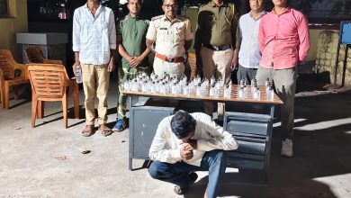 रुई येथे अवैधरीत्या देशी दारू विकणाऱ्यास सह  चाळीस बाटल्या दारु पकडले.