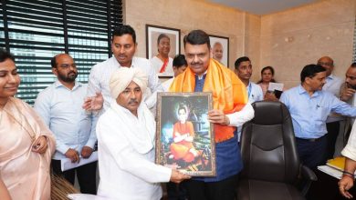 मुख्यमंत्री देवेंद्र फडणवीस यांची स्वच्छता दूत राष्ट्रसंत सदगुरू साईनाथ महाराज वसमतकर यांची भेट.