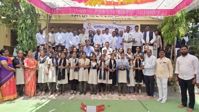 कहाळा बु.मध्ये ज्ञानसूर्याच्या विचारांनी उजळली शाळा; 350 विद्यार्थ्यांना पाण्याच्या बाटल्या व खाऊचे वाटप.