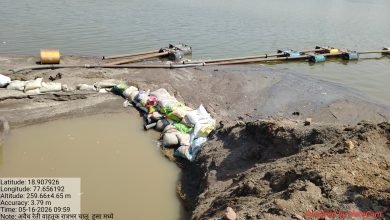हुस्सा येथे गोदावरी नदी पात्रातून अवैध रेती उत्खनन सुरू.