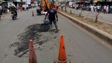 मौत का कुआं’ ठरलेल्या हेडगेवार चौकातील खड्डे बुजवण्यास पुन्हा वेग; तांत्रिक अडचणी नंतर पाच दिवसांच्या खंडानंतर कामाला नव्याने गती
