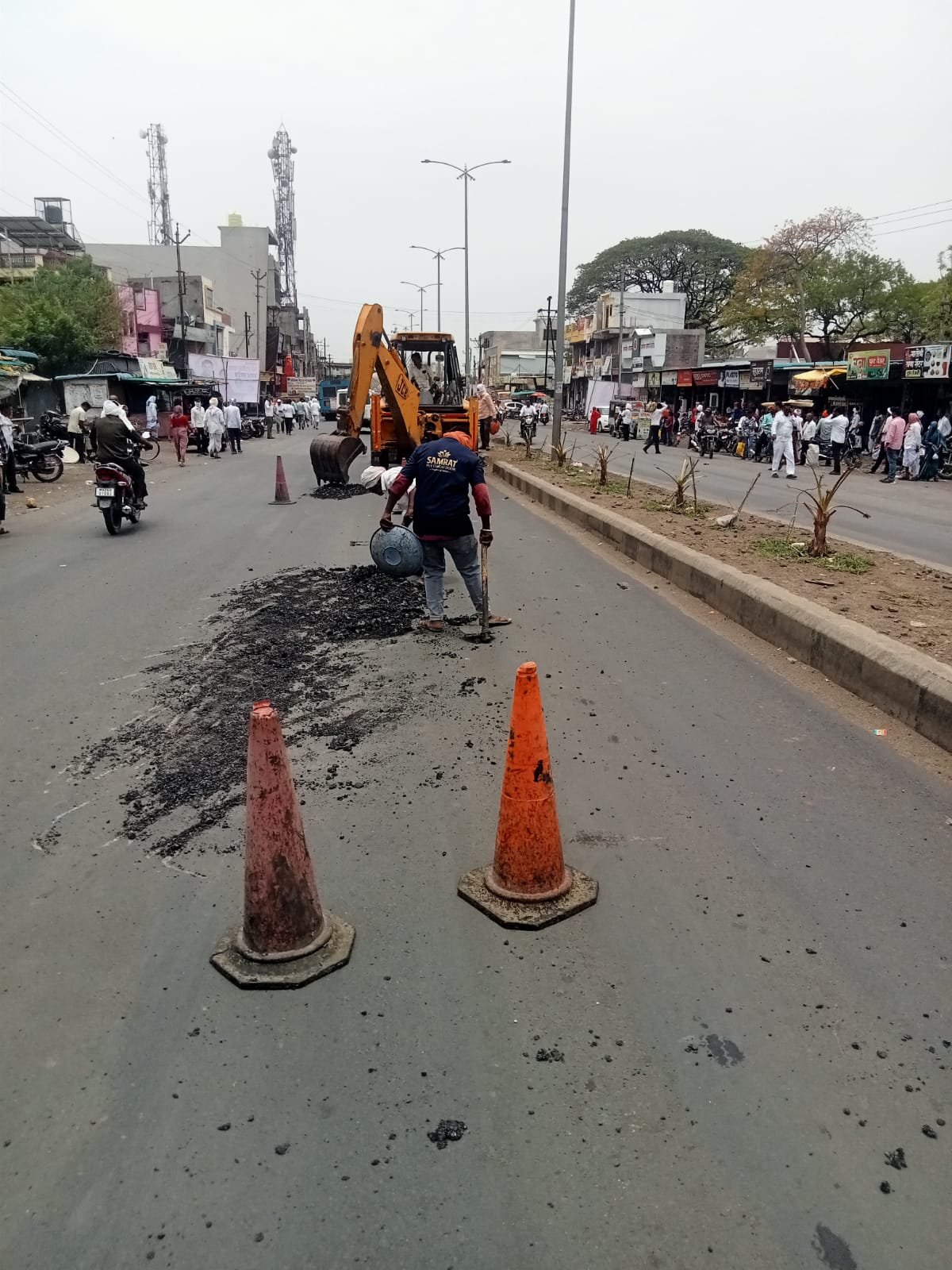 मौत का कुआं’ ठरलेल्या हेडगेवार चौकातील खड्डे बुजवण्यास पुन्हा वेग; तांत्रिक अडचणी नंतर पाच दिवसांच्या खंडानंतर कामाला नव्याने गती