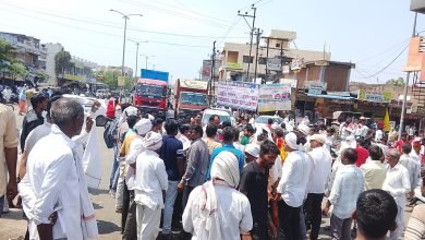 गॅस वितरणाच्या संतापातून नायगावात चक्काजाम ; रिकाम्या टाक्या रस्त्यावर फेकून नागरिकांचे आंदोलन; नांदेड-हैदराबाद महामार्गावरील वाहतूक ठप्प.