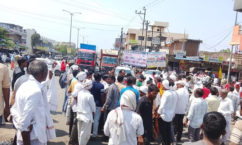 गॅस वितरणाच्या संतापातून नायगावात चक्काजाम ; रिकाम्या टाक्या रस्त्यावर फेकून नागरिकांचे आंदोलन; नांदेड-हैदराबाद महामार्गावरील वाहतूक ठप्प. गॅस वितरणाच्या संतापातून नायगावात चक्काजाम ; रिकाम्या टाक्या रस्त्यावर फेकून नागरिकांचे आंदोलन; नांदेड-हैदराबाद महामार्गावरील वाहतूक ठप्प.