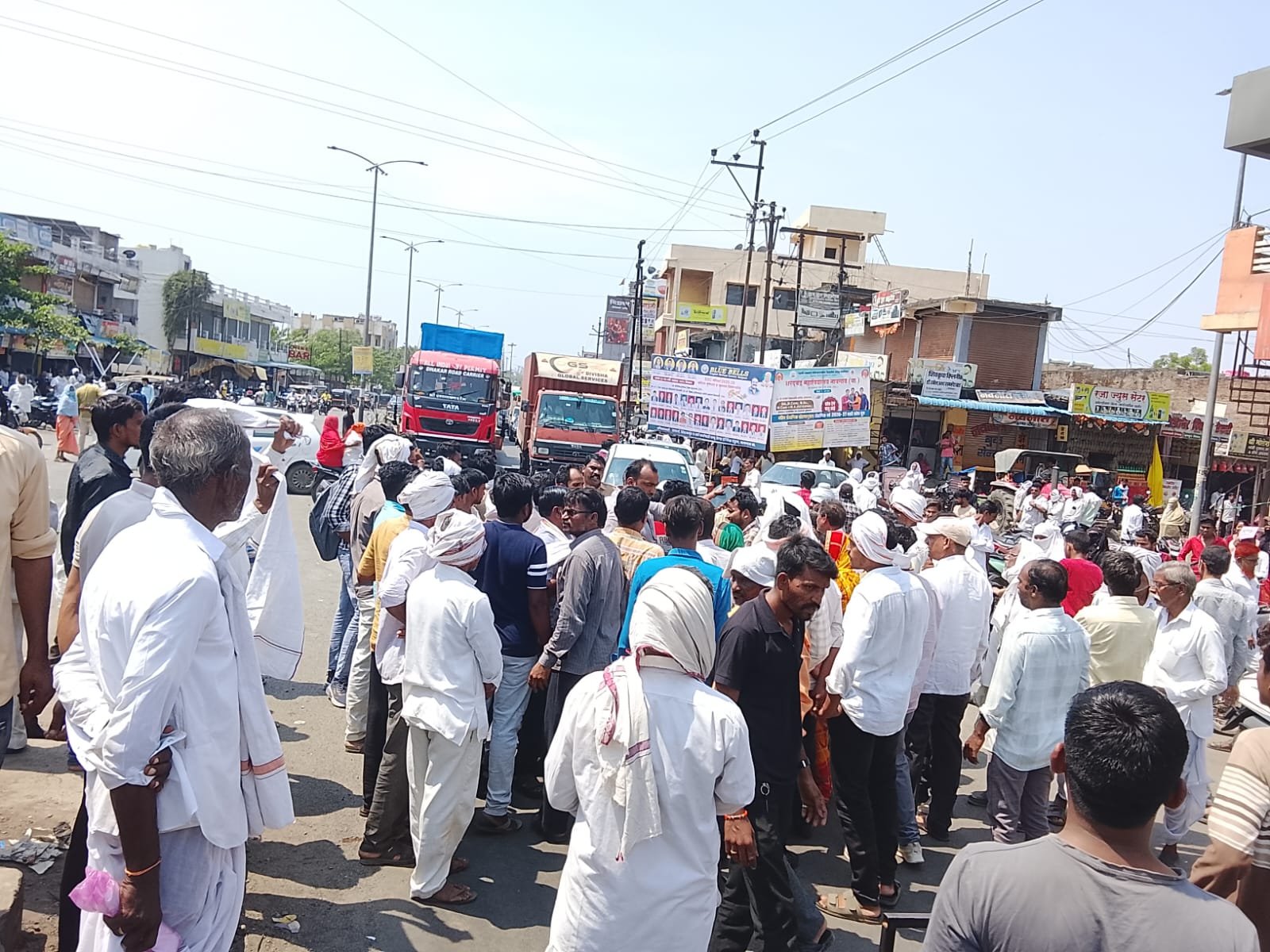 गॅस वितरणाच्या संतापातून नायगावात चक्काजाम ; रिकाम्या टाक्या रस्त्यावर फेकून नागरिकांचे आंदोलन; नांदेड-हैदराबाद महामार्गावरील वाहतूक ठप्प.