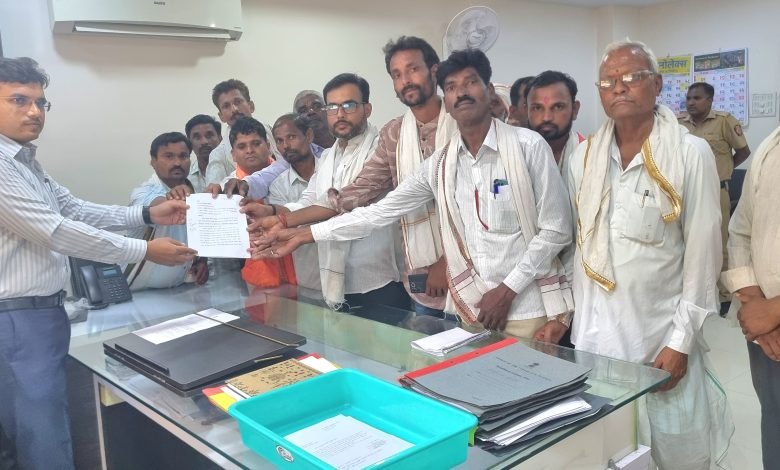 कोलंबी जलउपसा सिंचन प्रकल्पात भ्रष्टाचाराचा ‘पूर’ ; निकृष्ट कामांमुळे शेतकरी संतप्त;नायगाव तालुक्यातील शेतकऱ्यांचा १ जूनला जिल्हाधिकारी कार्यालयासमोर आत्मदहनाचा इशारा. कोलंबी जलउपसा सिंचन प्रकल्पात भ्रष्टाचाराचा ‘पूर’ ; निकृष्ट कामांमुळे शेतकरी संतप्त;नायगाव तालुक्यातील शेतकऱ्यांचा १ जूनला जिल्हाधिकारी कार्यालयासमोर आत्मदहनाचा इशारा.
