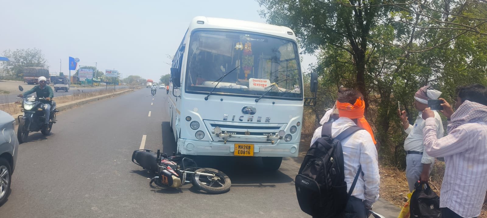 देगाव शिवारात साई पेट्रोलपंपाजवळ निळकंठेश्वर ट्रॅव्हल्सने दोन मोटारसायकल स्वाराला फरपटत नेले;दोघेही मृत्यूशी झुंज देताहेत.