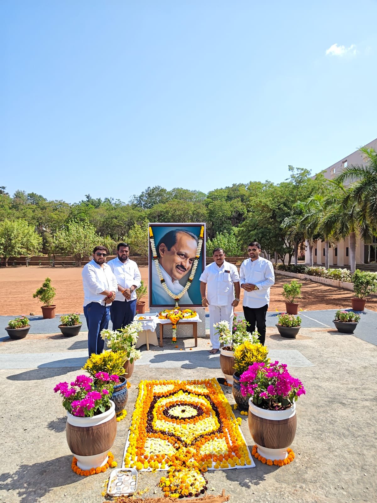 जन्मदिनी वसंत सुगावे पाटील स्व. अजितदादांच्या स्मृतिस्थळी भावूक ; बारामतीत नतमस्तक होत वाहिली आदरांजली; वाढदिवस साधेपणाने साजरा करण्याचा निर्णय.