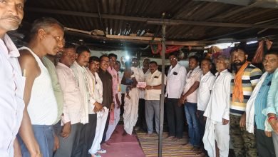 अकाली निधन झालेल्या श्रीधर पांचाळ यांच्या कुटुंबाला ३१ हजार ७०० रुपयांची मदत ; वसंत सुगावे पाटील मित्रमंडळाचा पुढाकार; शासकीय योजनांचा लाभ मिळवून देण्याचे आश्वासन.