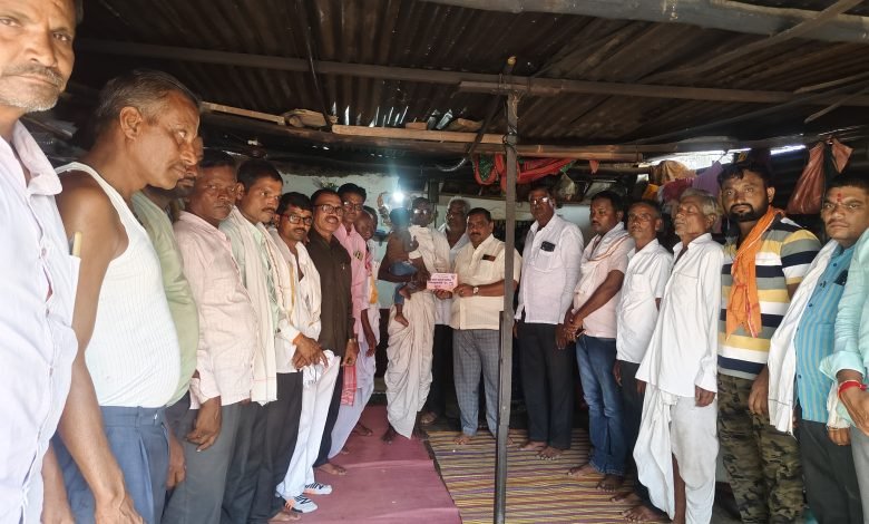 अकाली निधन झालेल्या श्रीधर पांचाळ यांच्या कुटुंबाला ३१ हजार ७०० रुपयांची मदत ; वसंत सुगावे पाटील मित्रमंडळाचा पुढाकार; शासकीय योजनांचा लाभ मिळवून देण्याचे आश्वासन. अकाली निधन झालेल्या श्रीधर पांचाळ यांच्या कुटुंबाला ३१ हजार ७०० रुपयांची मदत ; वसंत सुगावे पाटील मित्रमंडळाचा पुढाकार; शासकीय योजनांचा लाभ मिळवून देण्याचे आश्वासन.