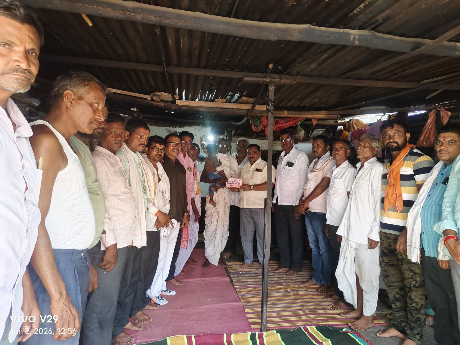 अकाली निधन झालेल्या श्रीधर पांचाळ यांच्या कुटुंबाला ३१ हजार ७०० रुपयांची मदत ; वसंत सुगावे पाटील मित्रमंडळाचा पुढाकार; शासकीय योजनांचा लाभ मिळवून देण्याचे आश्वासन.