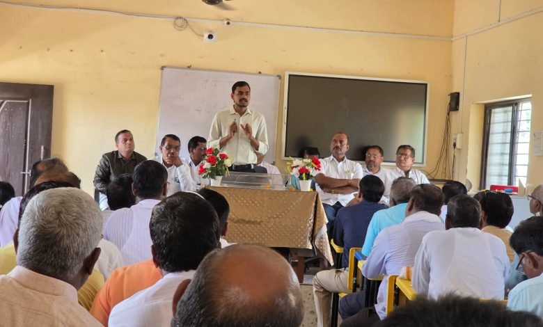 शिक्षणाची गुणवत्ता उंचावण्यासाठी नियोजनबद्ध कार्यकर्माची आखणी करा : गटशिक्षणाधिकारी दर्शनवाड यांचे आवाहन ; शाळा प्रवेशोत्सव, युडायस माहिती अद्ययावत करणे व शैक्षणिक गुणवत्तेवर आढावा बैठकीत भर. शिक्षणाची गुणवत्ता उंचावण्यासाठी नियोजनबद्ध कार्यकर्माची आखणी करा : गटशिक्षणाधिकारी दर्शनवाड यांचे आवाहन ; शाळा प्रवेशोत्सव, युडायस माहिती अद्ययावत करणे व शैक्षणिक गुणवत्तेवर आढावा बैठकीत भर.