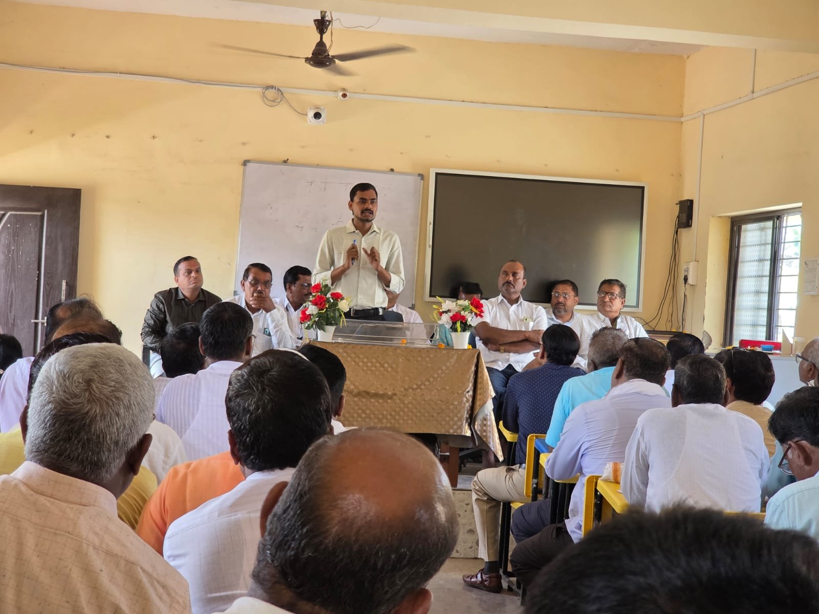 शिक्षणाची गुणवत्ता उंचावण्यासाठी नियोजनबद्ध कार्यकर्माची आखणी करा : गटशिक्षणाधिकारी दर्शनवाड यांचे आवाहन ; शाळा प्रवेशोत्सव, युडायस माहिती अद्ययावत करणे व शैक्षणिक गुणवत्तेवर आढावा बैठकीत भर.