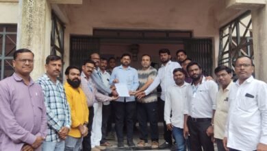 पत्रकारांना धमकी दिल्या प्रकारांनी खासदार संजय दिना पाटील त्यांच्याविरुद्ध कारवाई करा – मराठी पत्रकार परिषदेचे तहसीलदारांना निवेदन.