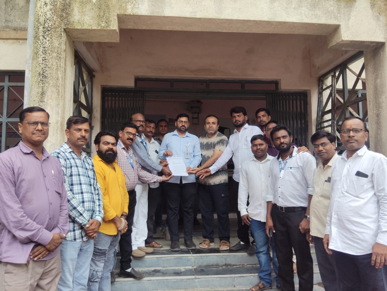 पत्रकारांना धमकी दिल्या प्रकारांनी खासदार संजय दिना पाटील त्यांच्याविरुद्ध कारवाई करा – मराठी पत्रकार परिषदेचे तहसीलदारांना निवेदन.