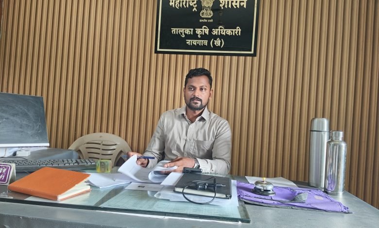 सोयाबीन बियाणे वाटपास प्रारंभ; शेतकऱ्यांना पेरणीबाबत कृषी विभागाचे तालुका कृषी अधिकारी देवरे यांचे आवाहन. सोयाबीन बियाणे वाटपास प्रारंभ; शेतकऱ्यांना पेरणीबाबत कृषी विभागाचे तालुका कृषी अधिकारी देवरे यांचे आवाहन.