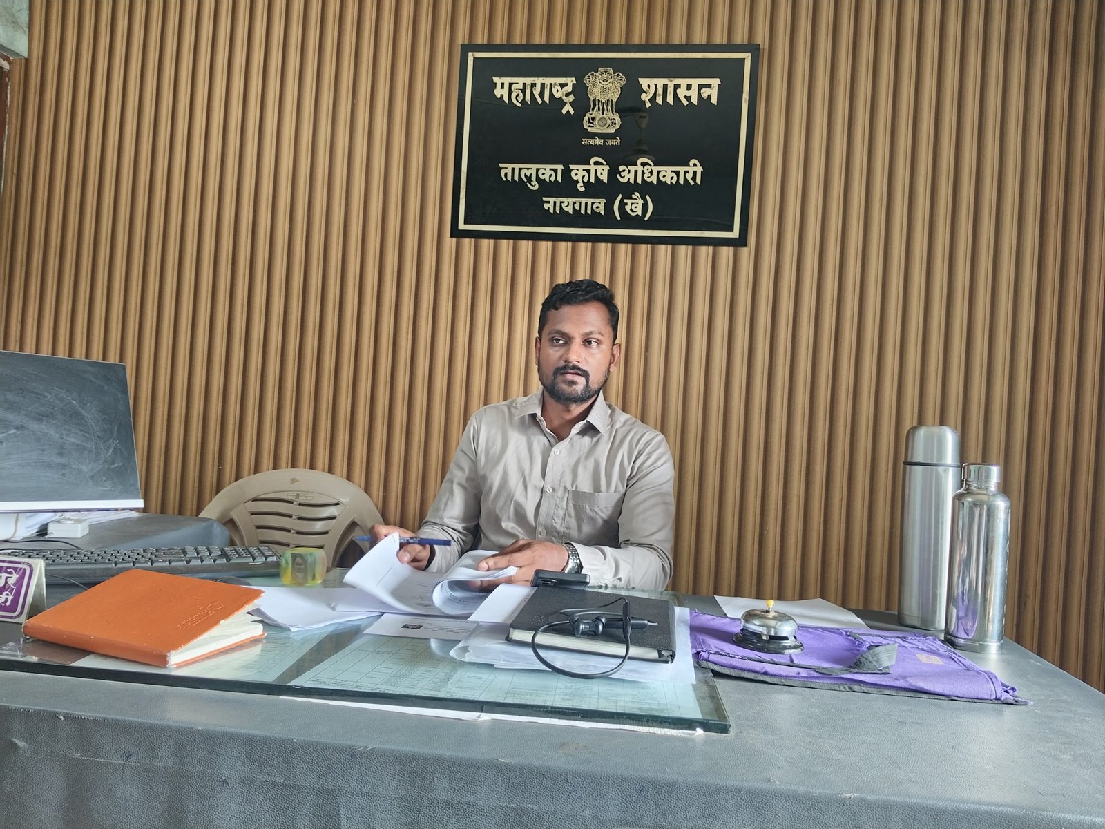 सोयाबीन बियाणे वाटपास प्रारंभ; शेतकऱ्यांना पेरणीबाबत कृषी विभागाचे तालुका कृषी अधिकारी देवरे यांचे आवाहन.