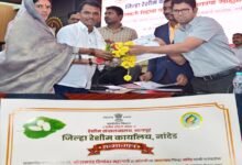 जिल्हाधिकाऱ्यांच्या हस्ते प्रगत रेशीम शेतकरी महागावे यांचा सन्मान.